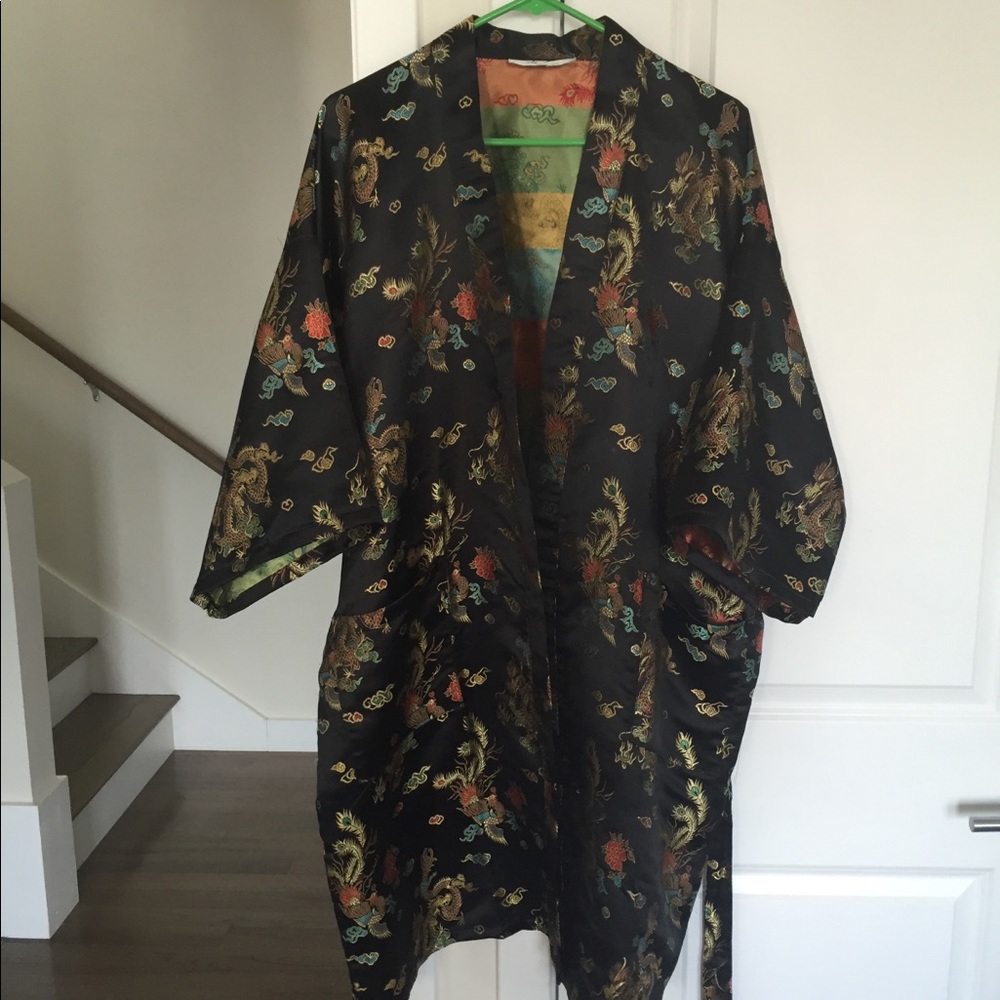 embriodered black robe/kimono